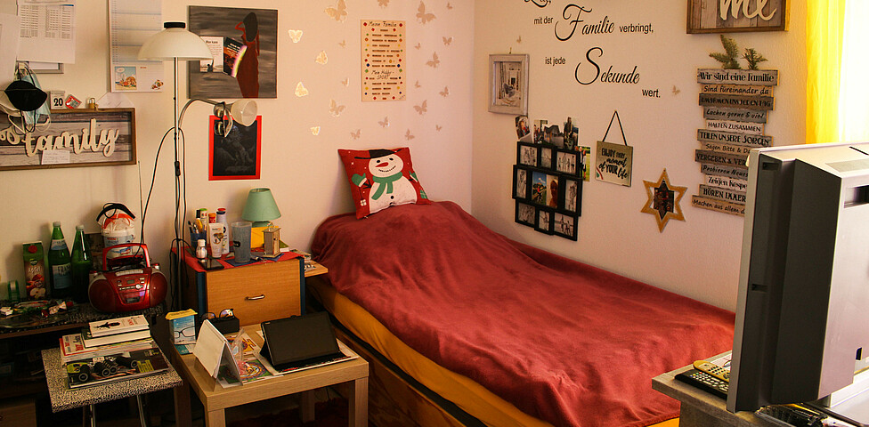 Zimmer eines Bewohners, das er persönlich gestaltet und dekoriert hat