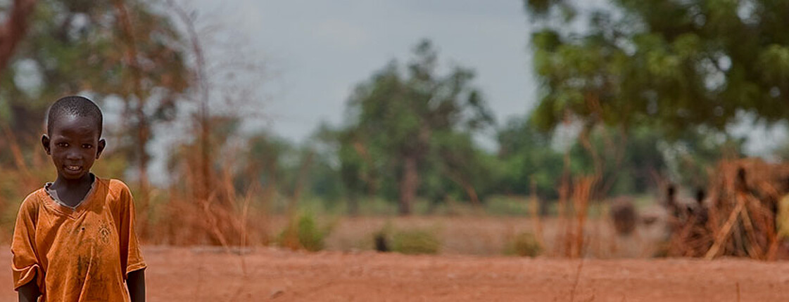 Ein Kind auf einem Feld im Südsudan